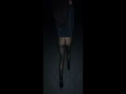 骚妞光屁股遛弯
