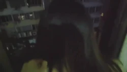 开着窗户对着窗外