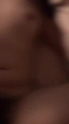 去女大学生家里偷偷做爱，她不敢出声。