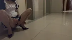 邻居家门口操尿灰丝女仆 翘臀上位+内射