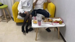 现在大学生都黑丝高跟卫衣内射了？这也太骚了