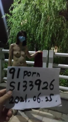 原创 调教小母狗外出全裸露出 路人面前口交