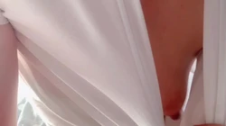 朋友在门口听我操逼，骚妇熟女不敢叫出声