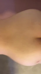 在地上跟妹子做瑜伽到一半變做愛了
