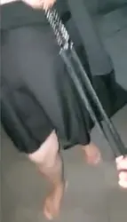 去年夏天的小胖妹户外露出，大爷就在身后