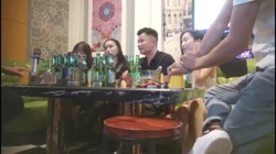 KTV先唱唱歌聚会，聚众夫妻群p约好开房