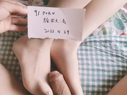 还没睡醒就足交 丝袜加持（翻墙）