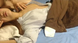 半夜趁朋友老婆没醒悄悄解开衣服~
