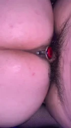 小骚逼两个洞被填满还要小皮鞭打屁股