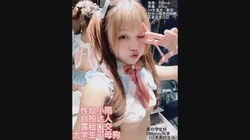 04学生妹口交吃棒棒糖舔到骚逼受不了赶紧坐上来（上集）