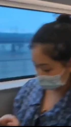 高铁上母狗低头偷偷吃鸡巴！旁边大叔围观！（进群有偿约炮）