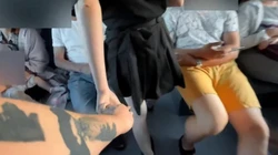 出差列车艳遇被女的带去卫生间激情泄精!（下面简芥免费进群）