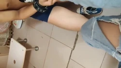 舔嫩妹脚 帆布踩鸡巴 脚底摩擦龟头