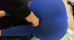 一身纯蓝色的瑜伽裤