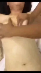 3p熟女大妈，下面被抽查上面揉大妈奶子，最后大妈还是没忍住吃了大鸡巴