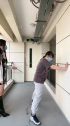 室外女奴踢裆 爬不起来