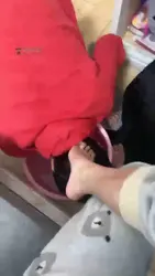 舔脚狗喝洗脚水 伺候我洗脚