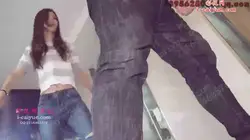 牛仔裤气质妹纸运动鞋暴击黑衣人