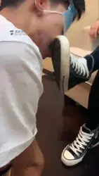 帆布鞋臭黑丝暴虐学生狗