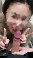 推上认识的小美女来找我面基了 挺自来熟的比着耶说终于吃上鸡巴了
