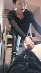 闻靴子里的臭脚