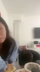 芸熙 楼梯调教 鞭打 踢打 踩手 舔脚