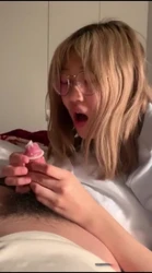 绿帽将调教好的母狗女友分享给兄弟一起玩3p操屁眼，露脸