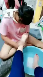 女奴伺候洗脚