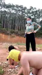 工地捆犬 戏耍双奴