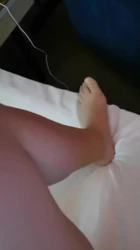 给骚逼按摩 腿好白 叫的也骚