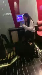 和泽安安 每人一只狗奴玩耍