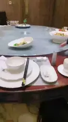 女奴饭桌下的伺候