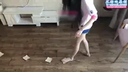 可爱漂亮的妹妹 给哥哥踩早餐