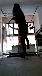 暴力抽打发泄