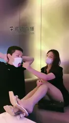 女神在KTV里玩弄贱货