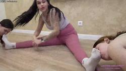 女女 双女奴闻舔Nicole的臭鞋 臭棉袜脚 嘬棉袜里的新鲜脚汗