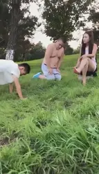 户外爬行比赛遛狗