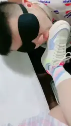 小艽的第一次 舔鞋闻袜子舔脚喂食全体重踩