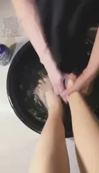 下贱卑仆伺候美主足浴按摩