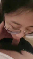 高颜值眼镜母狗口交毒龙