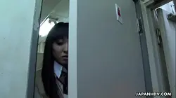一个天真无邪的小实习生正在给一个精神失常的病人口交