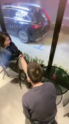 歌迪丝 喜欢在公共场所让狗舔脚
