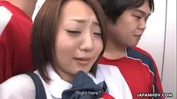 足球运动员们可不会对她手下留情