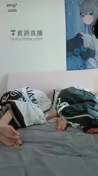 小猫咪 家奴伺候两位女主人起床