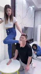 新晋女王 体验玩弄脚奴的乐趣