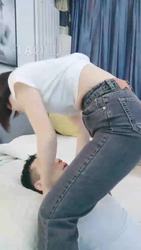 美丝大大 闻舔腋下 牛仔裤窒息 坐脸羞辱