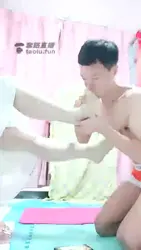 给素人阿姨舔脚丫子