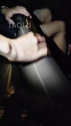 去山上的路上 在车里玩闹一下