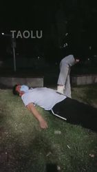 户外调教一条死尸垫脚机器踩踏狗东西拧乳头 舔鞋底闻袜子