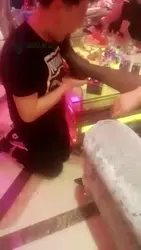 KTV玩男宠 抱着黑丝脚就是啃